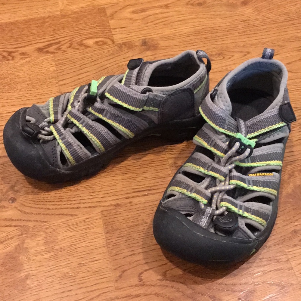 Keen boys sneaker sandals waterproof size 11